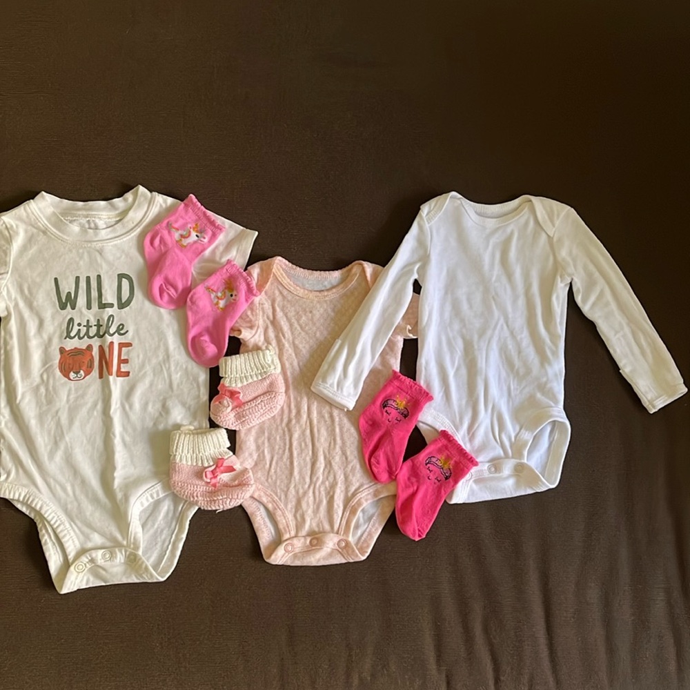 Bundle Baby clothes. Size: 9 months and new born. Colors white and pink.